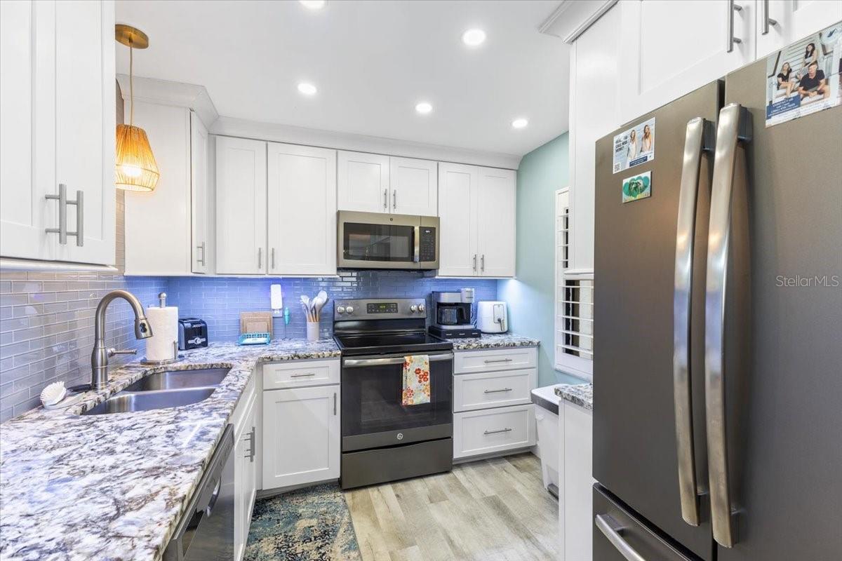 Image 8 of 27 For 4175 Atlantic Avenue 407