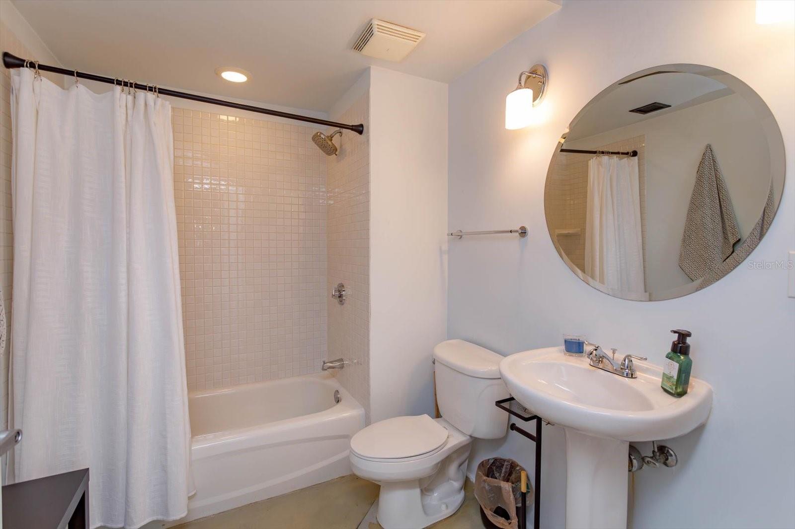 Image 17 of 28 For 10 Summerlin Avenue 55