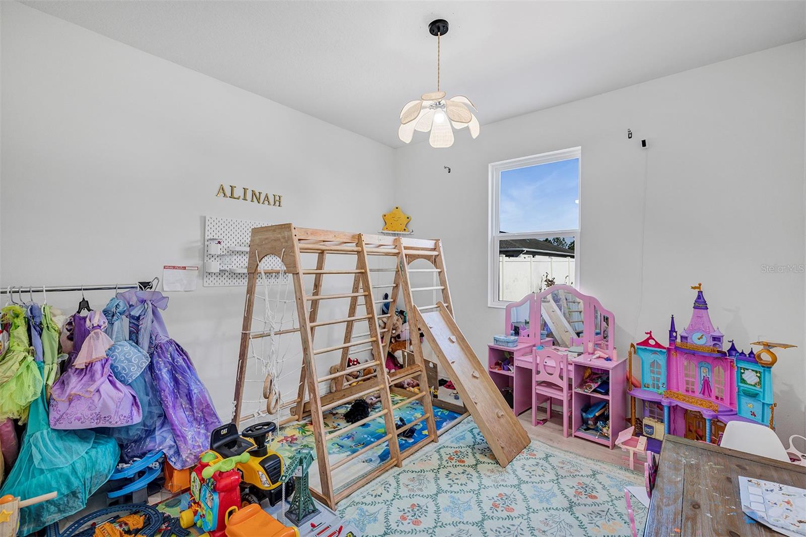 Listing photo id 8 for 3471 Dovetail Avenue