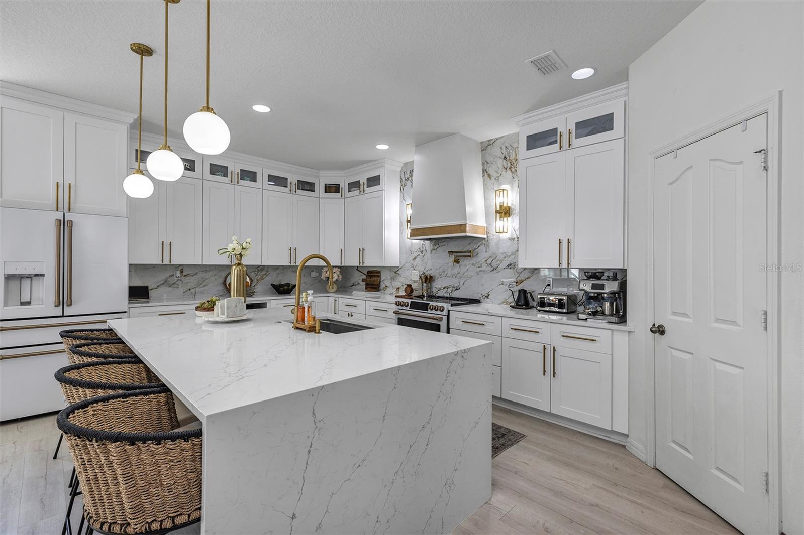 Listing photo id 5 for 3471 Dovetail Avenue