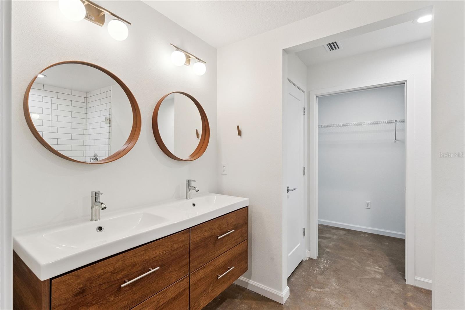 Image 23 of 32 For 2045 Washington Avenue