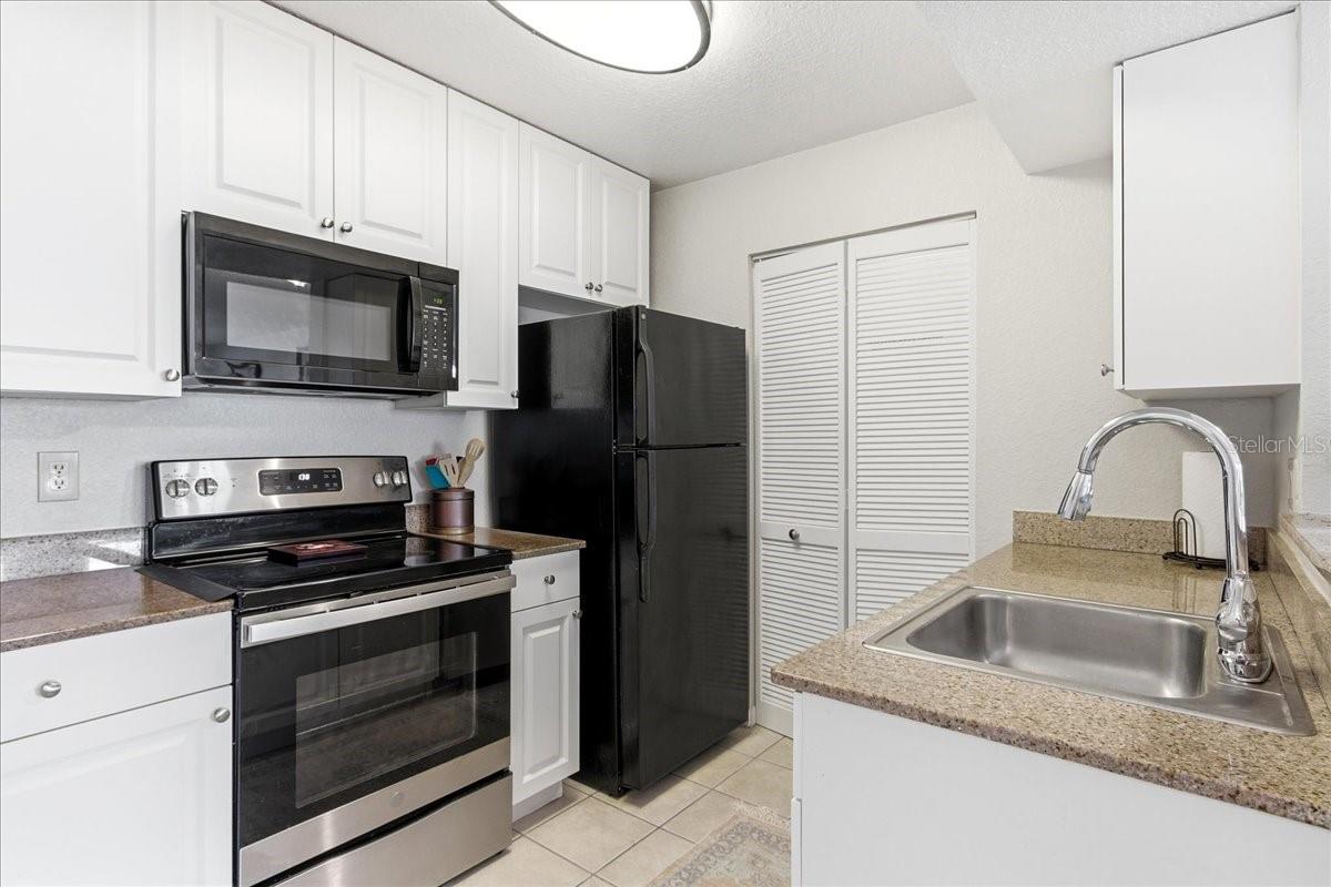 Image 12 of 42 For 11594 Westwood Boulevard 1614