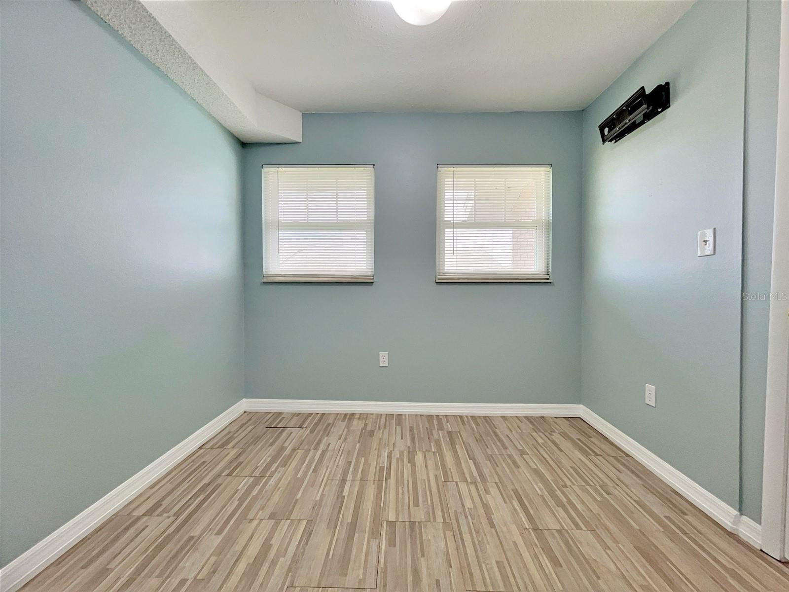 Image 15 of 29 For 865 Sky Lake Circle D