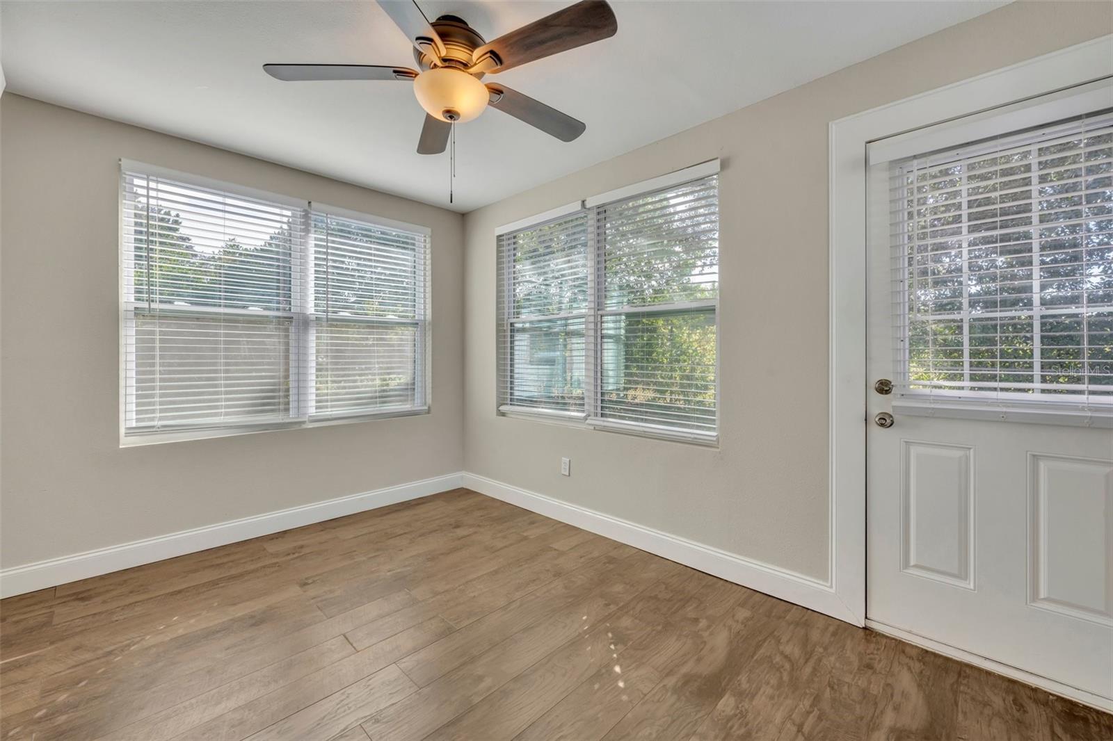 Listing photo id 9 for 3202 Drake Drive