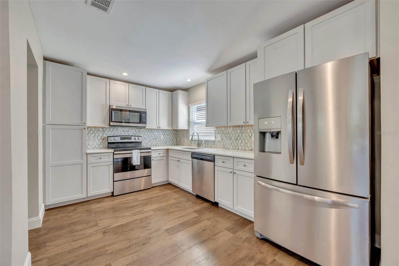 Listing photo id 12 for 3202 Drake Drive