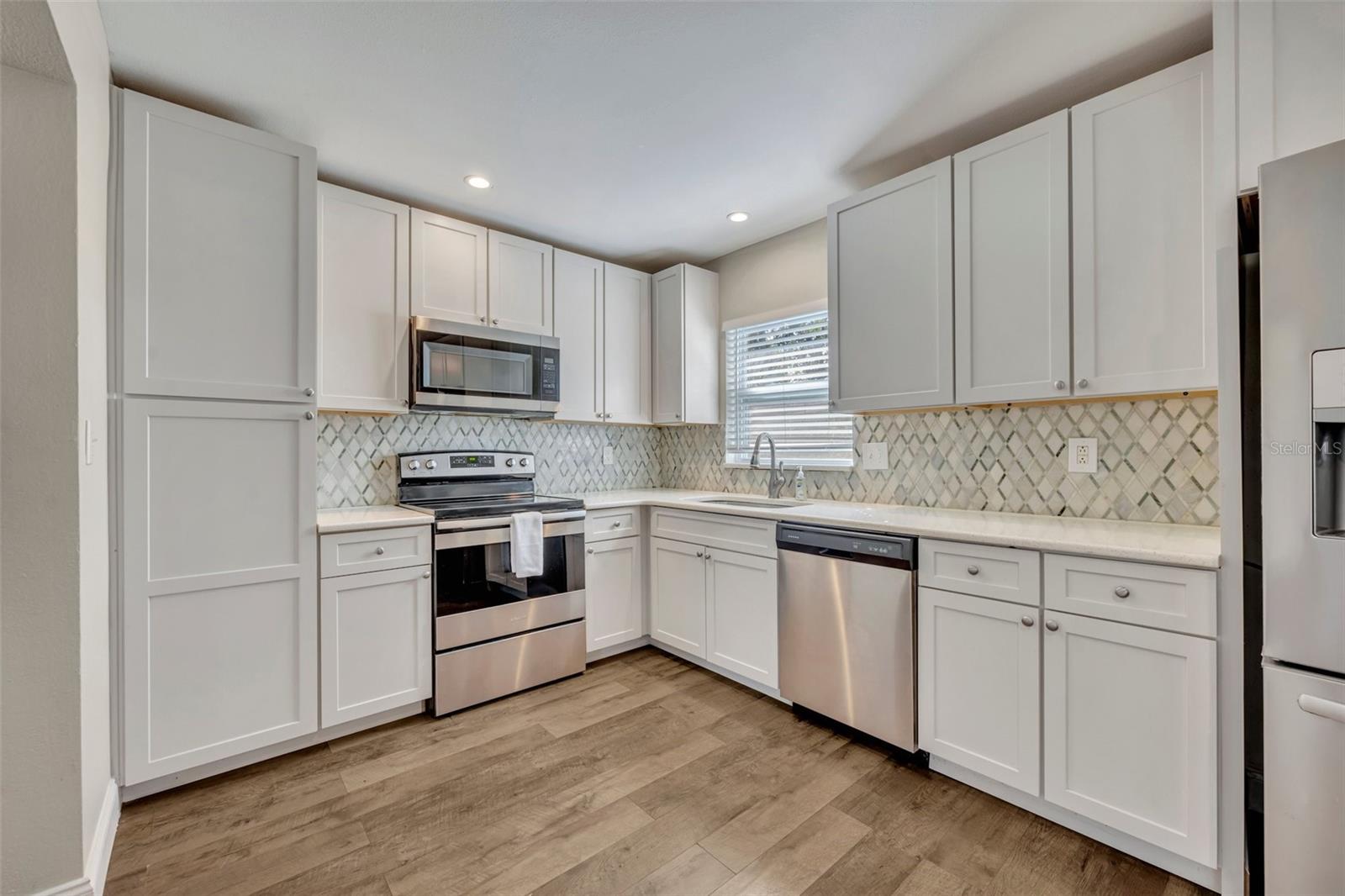 Listing photo id 13 for 3202 Drake Drive