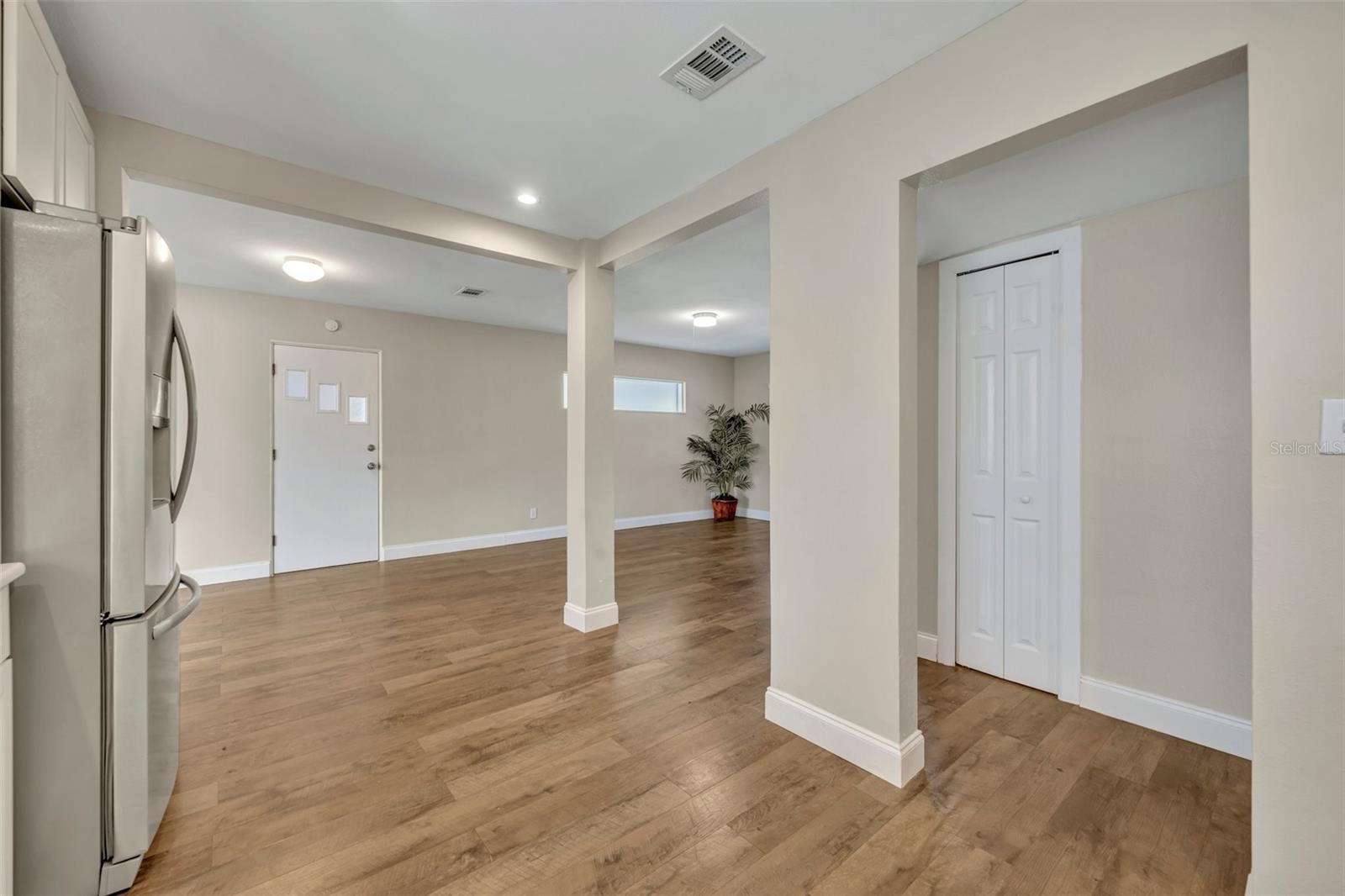 Listing photo id 14 for 3202 Drake Drive