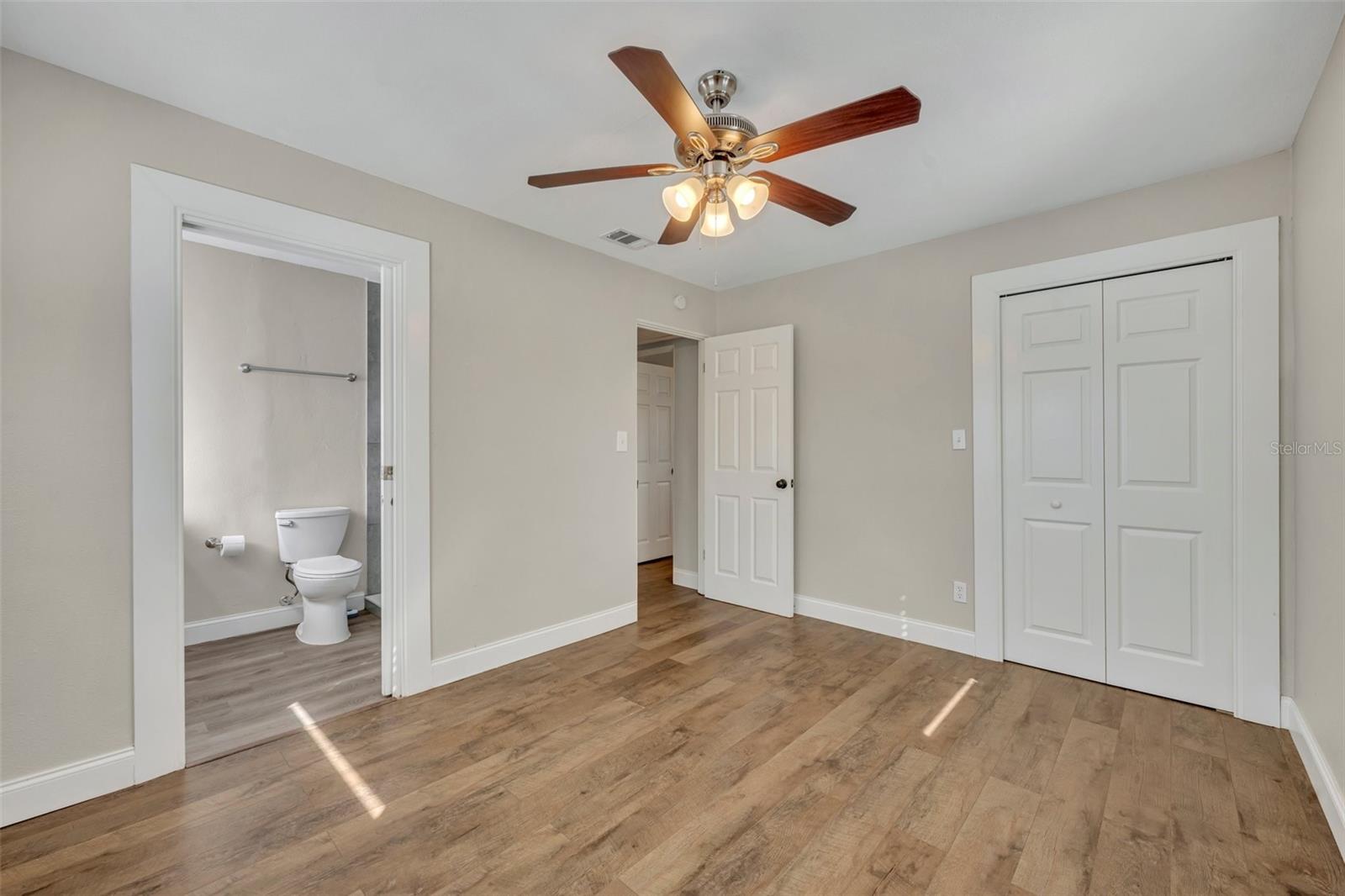 Listing photo id 16 for 3202 Drake Drive