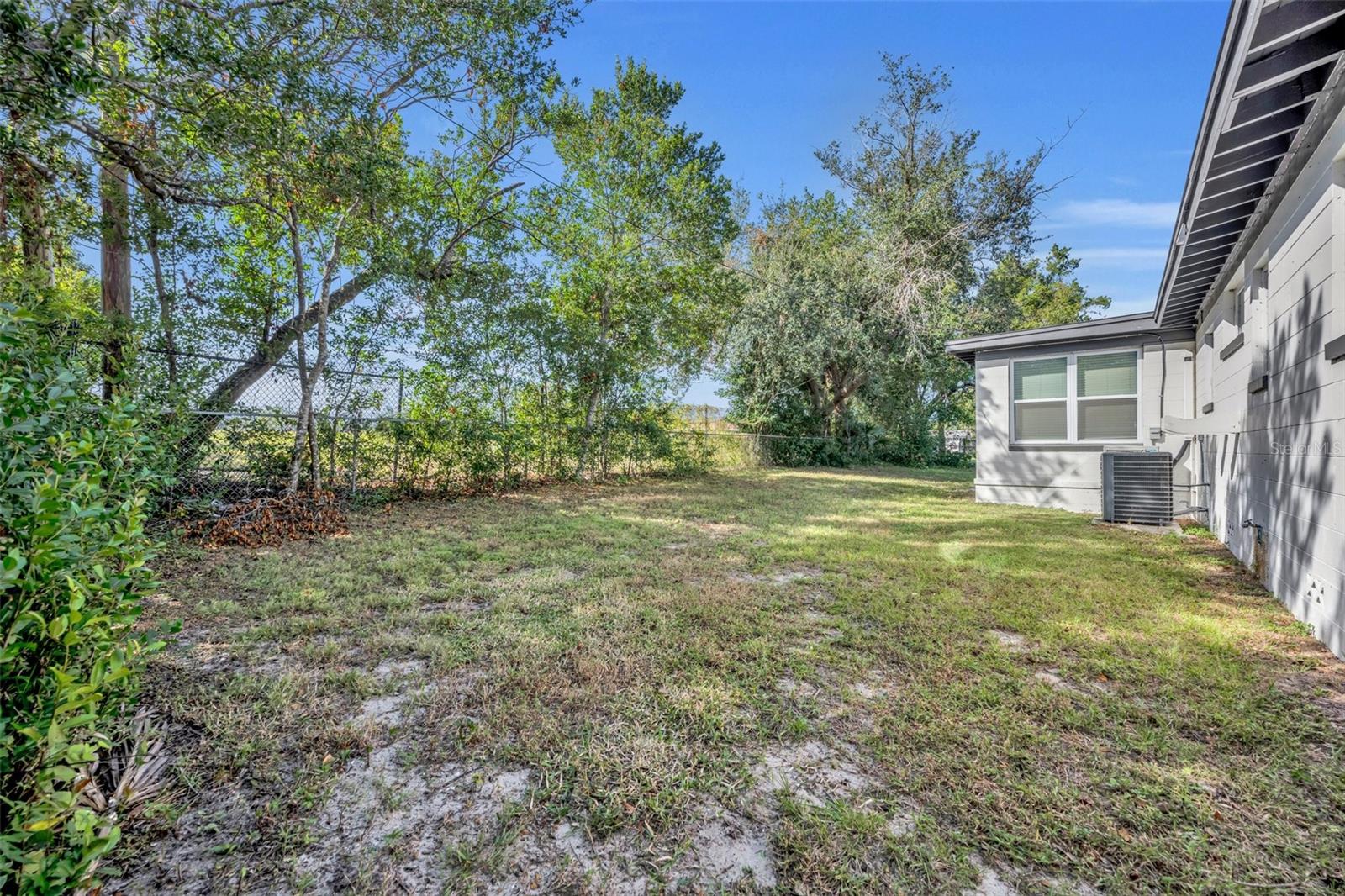 Listing photo id 24 for 3202 Drake Drive