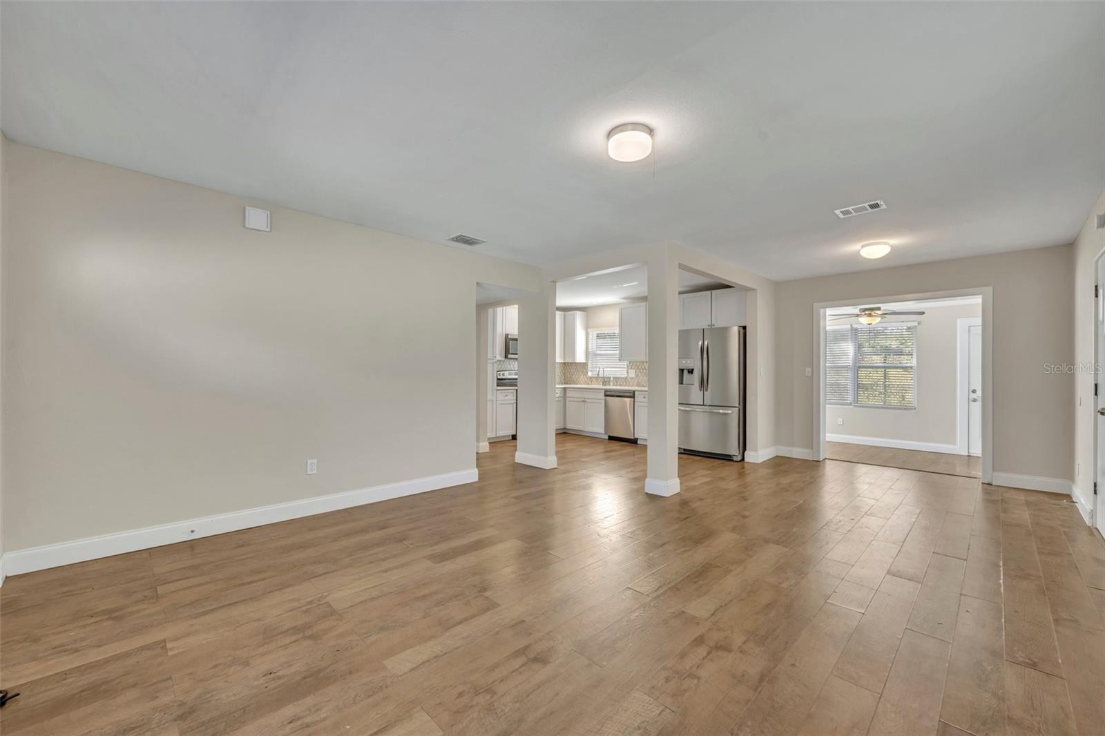 Listing photo id 4 for 3202 Drake Drive