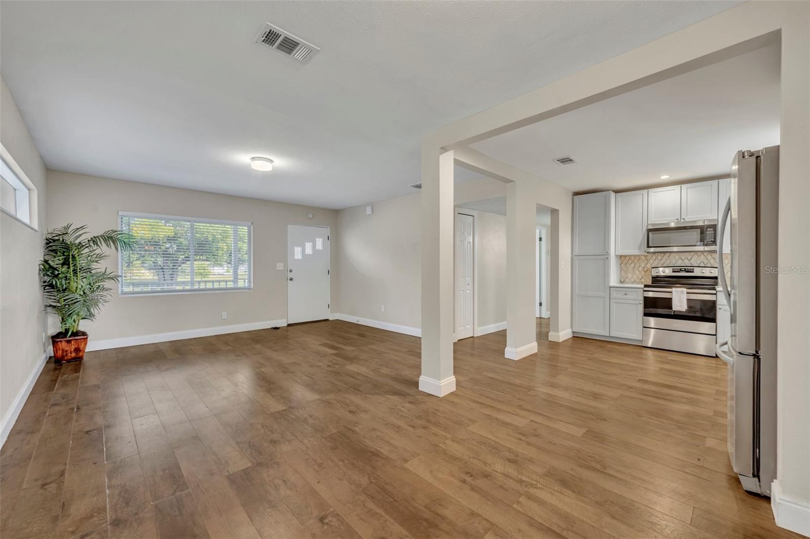 Listing photo id 7 for 3202 Drake Drive