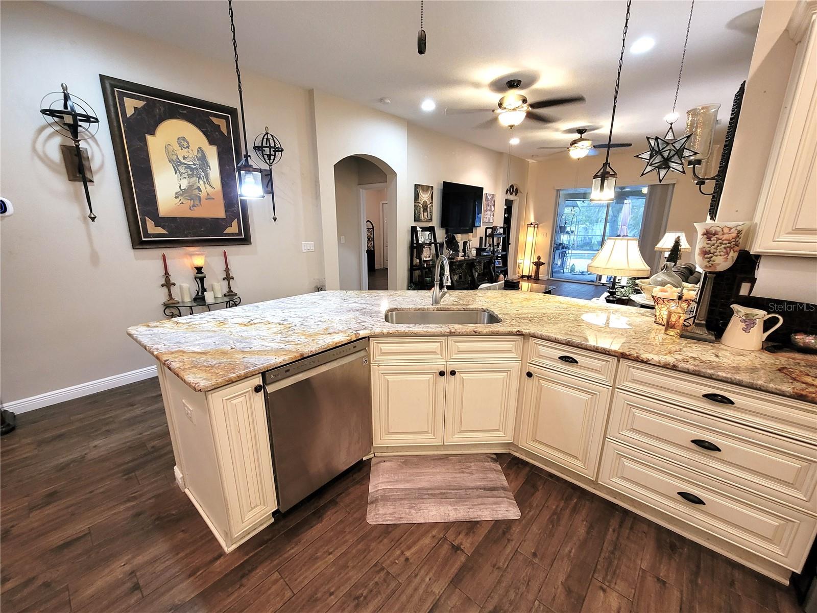 Listing photo id 8 for 1001 Torreya Way