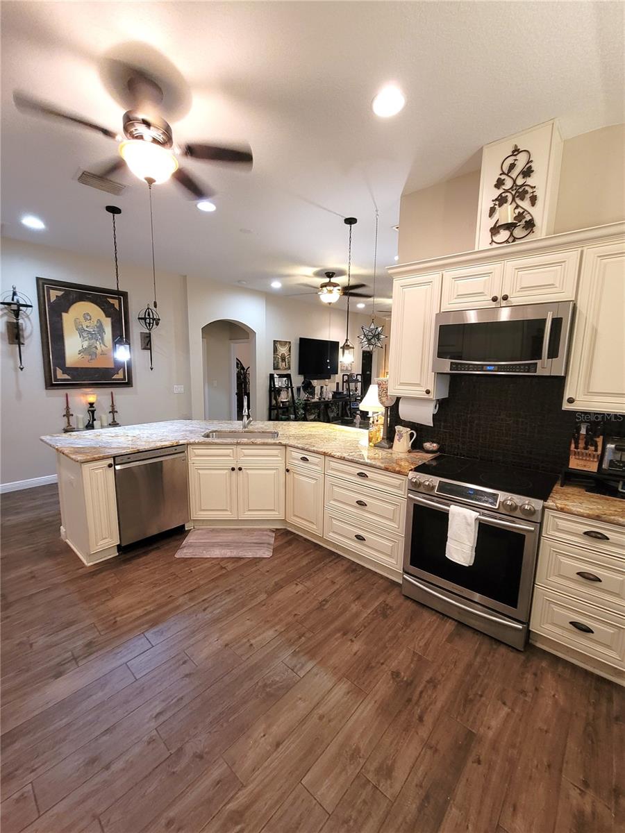 Listing photo id 9 for 1001 Torreya Way