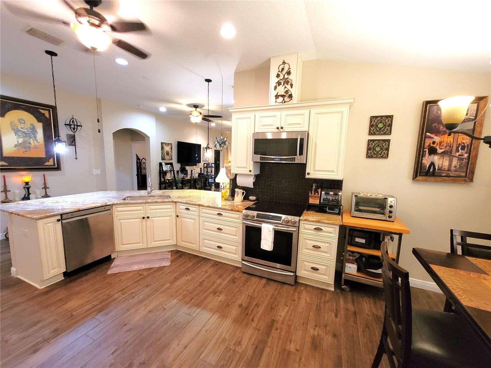 Listing photo id 10 for 1001 Torreya Way