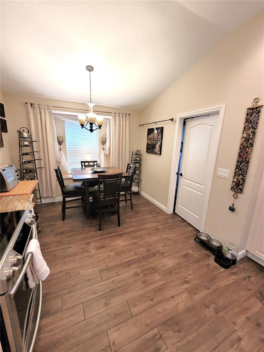 Listing photo id 11 for 1001 Torreya Way