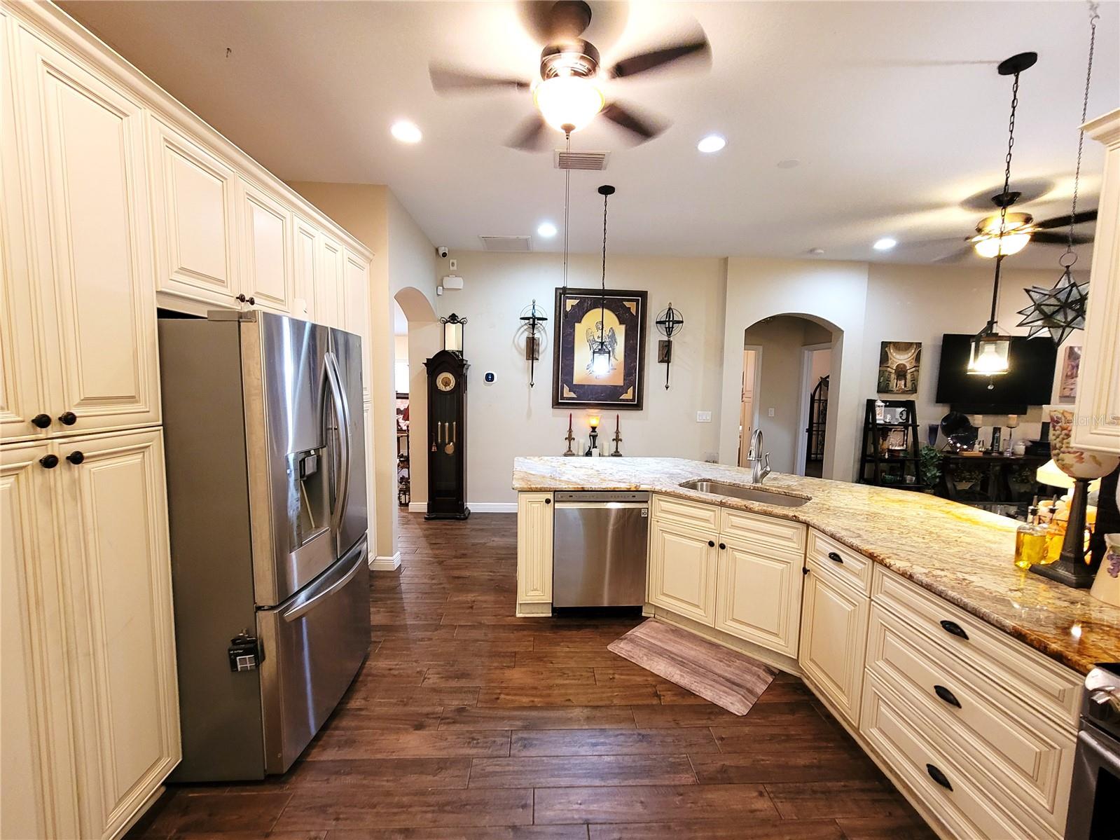 Listing photo id 14 for 1001 Torreya Way