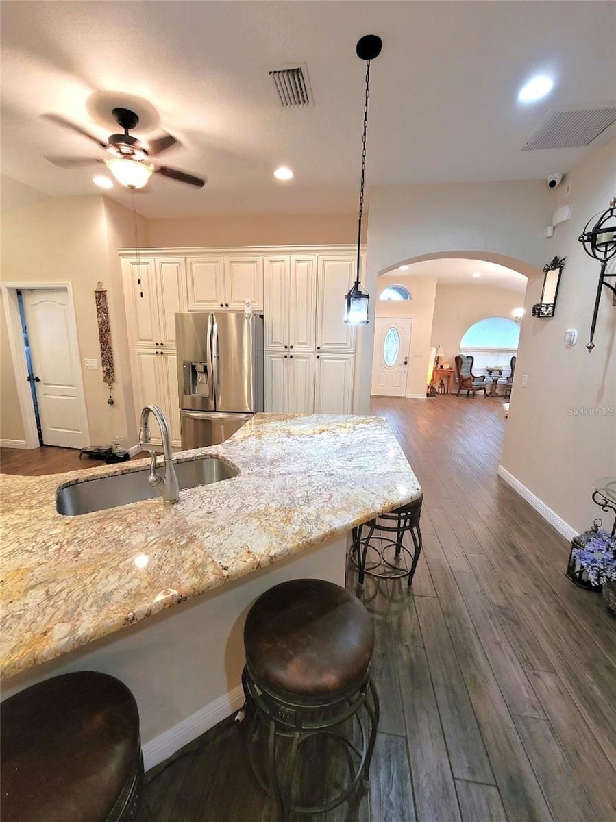 Listing photo id 15 for 1001 Torreya Way