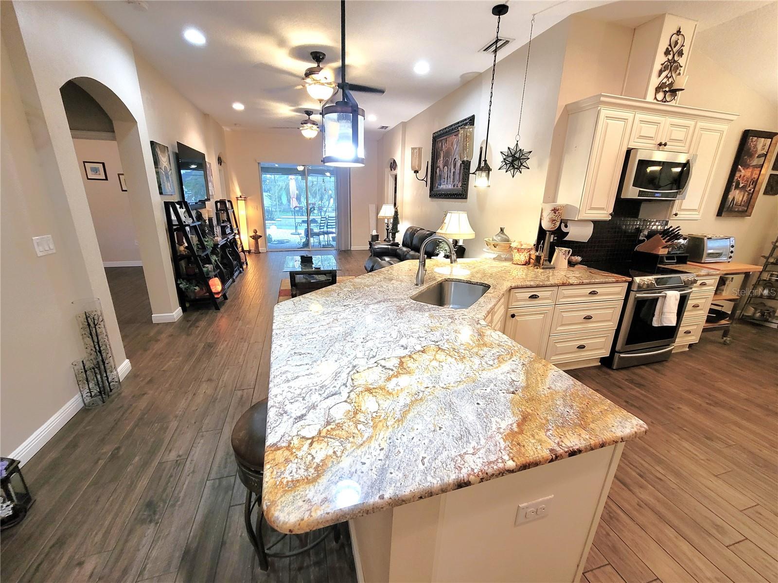 Listing photo id 16 for 1001 Torreya Way