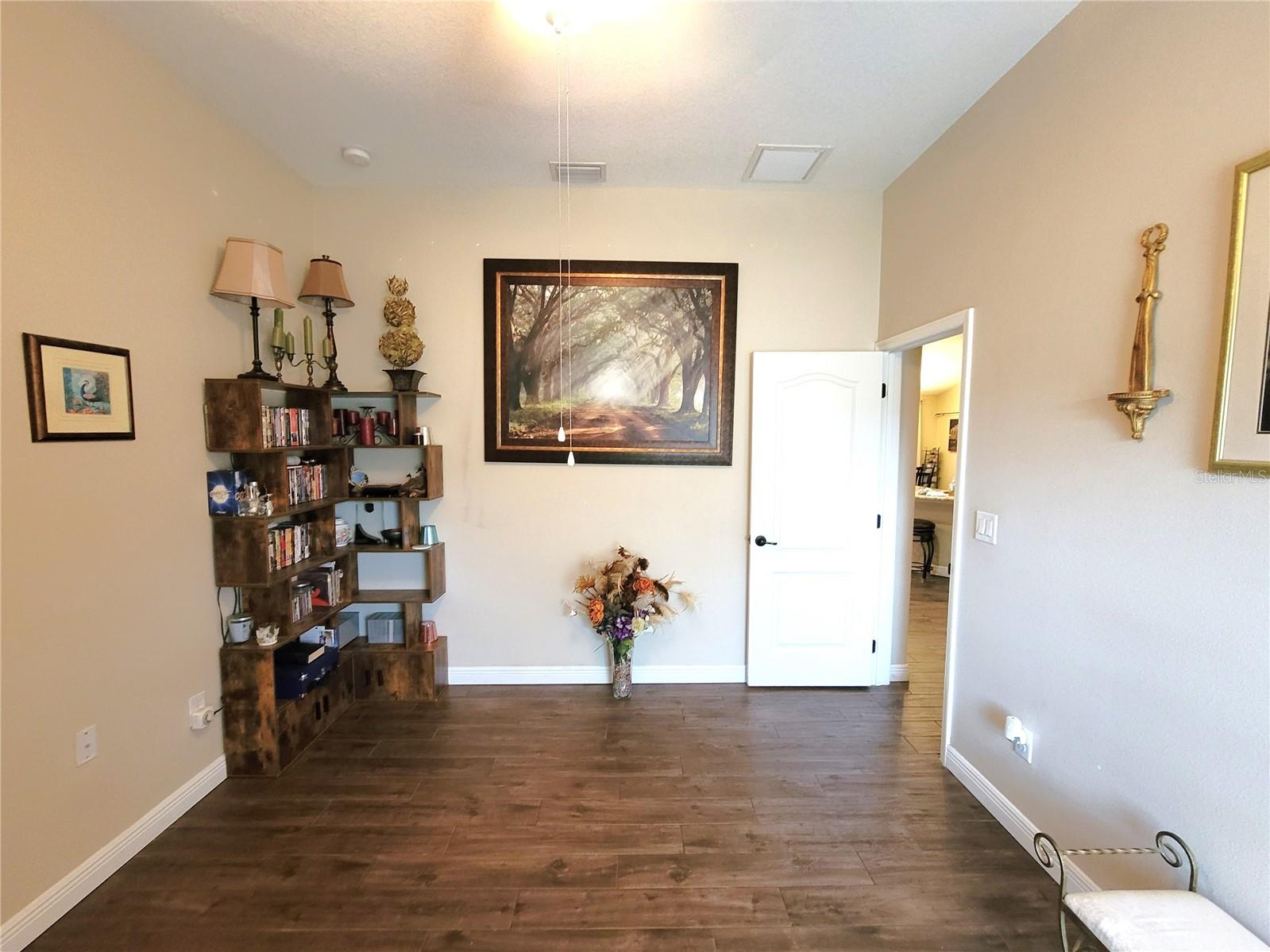 Listing photo id 23 for 1001 Torreya Way