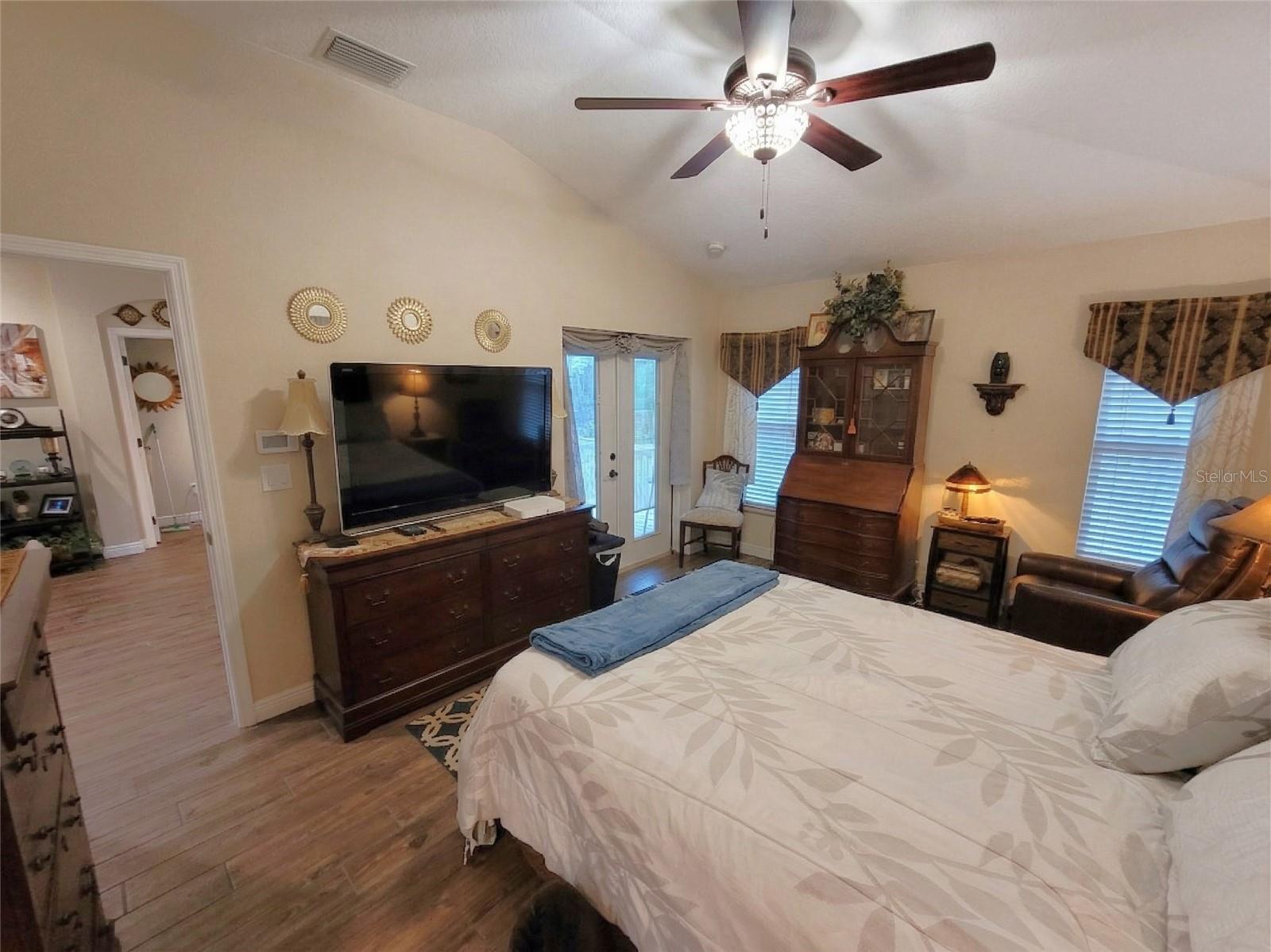 Listing photo id 30 for 1001 Torreya Way