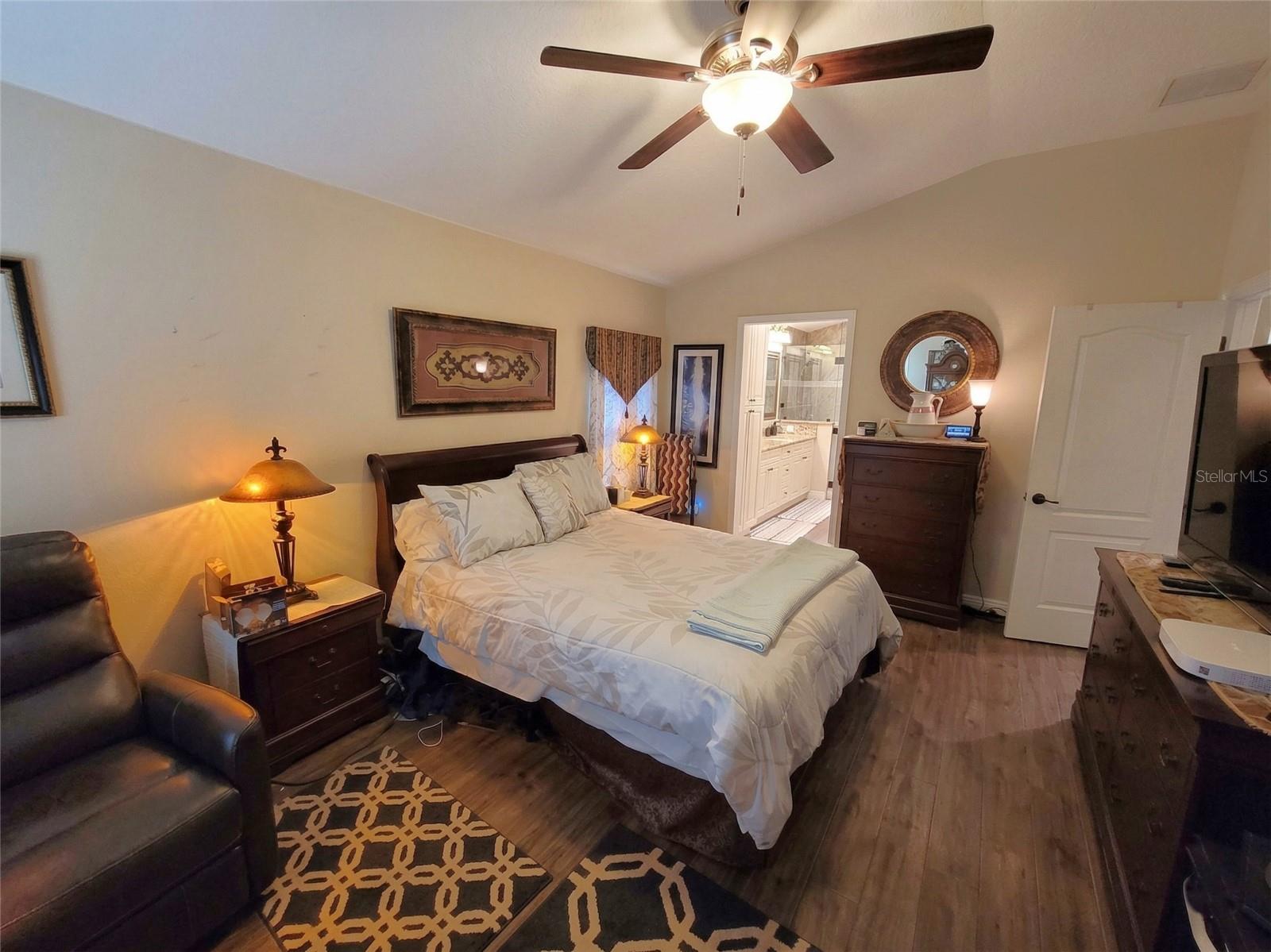 Listing photo id 31 for 1001 Torreya Way