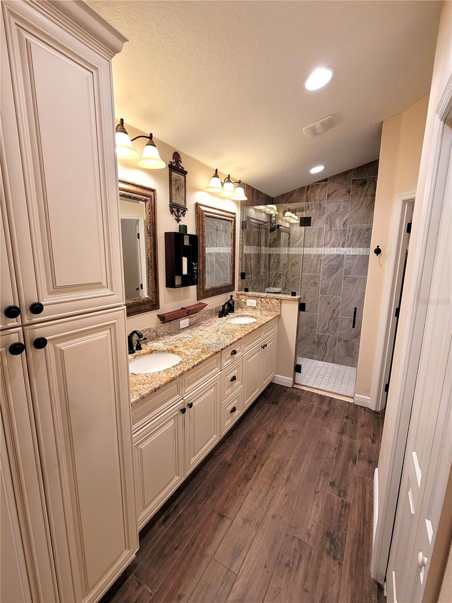 Listing photo id 32 for 1001 Torreya Way