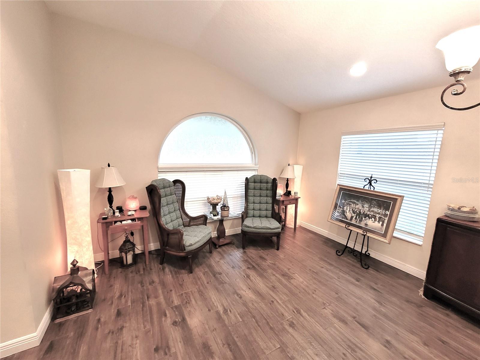 Listing photo id 3 for 1001 Torreya Way