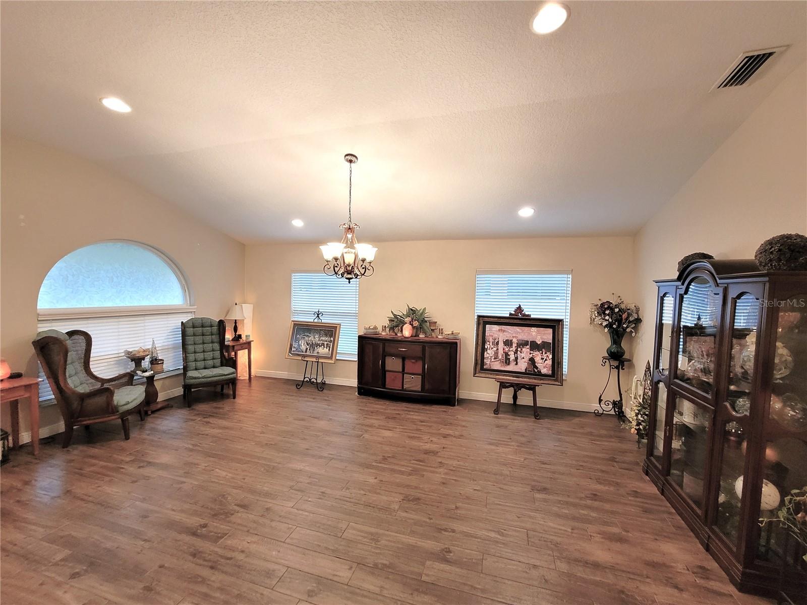 Listing photo id 4 for 1001 Torreya Way