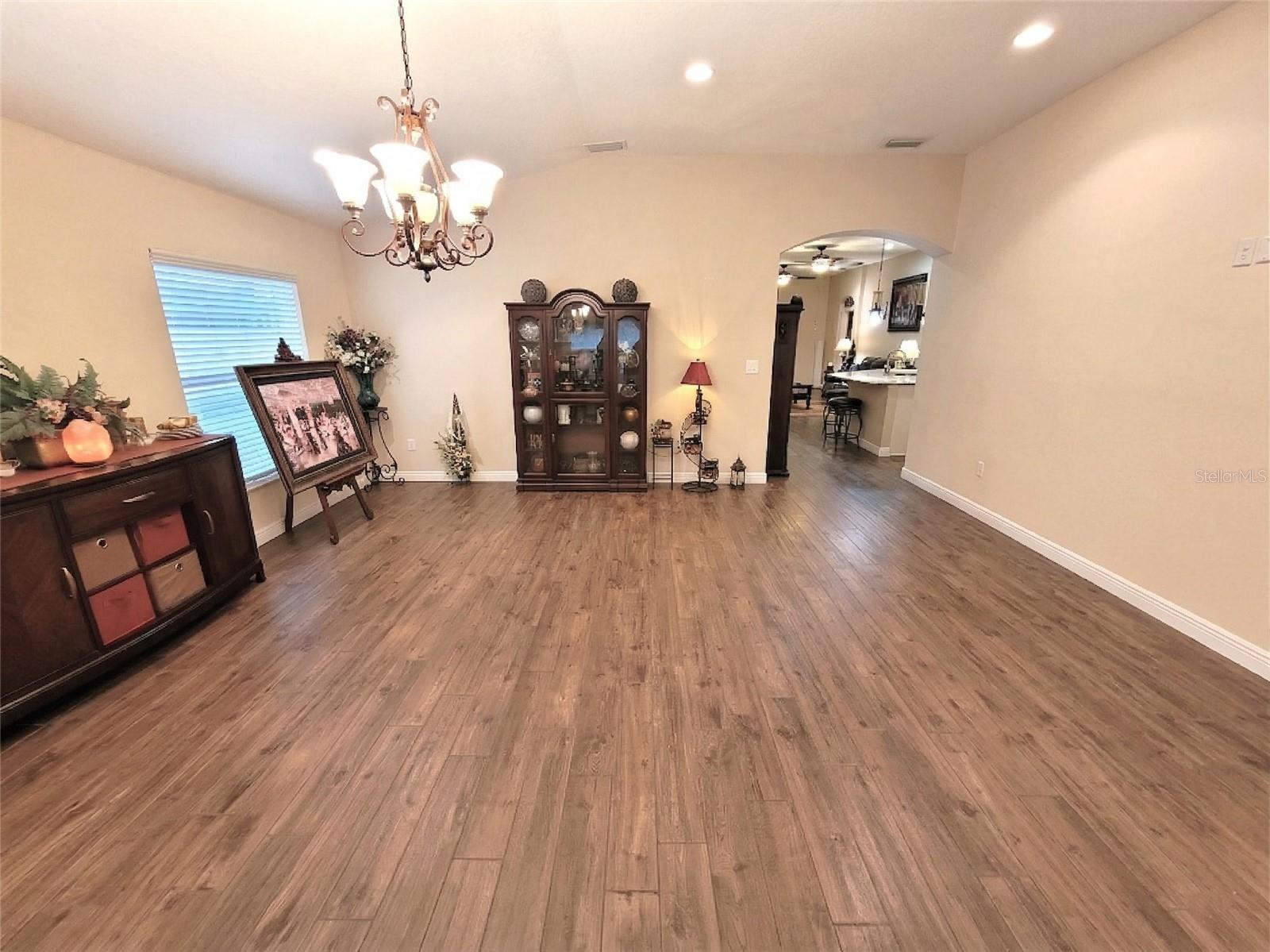 Listing photo id 5 for 1001 Torreya Way