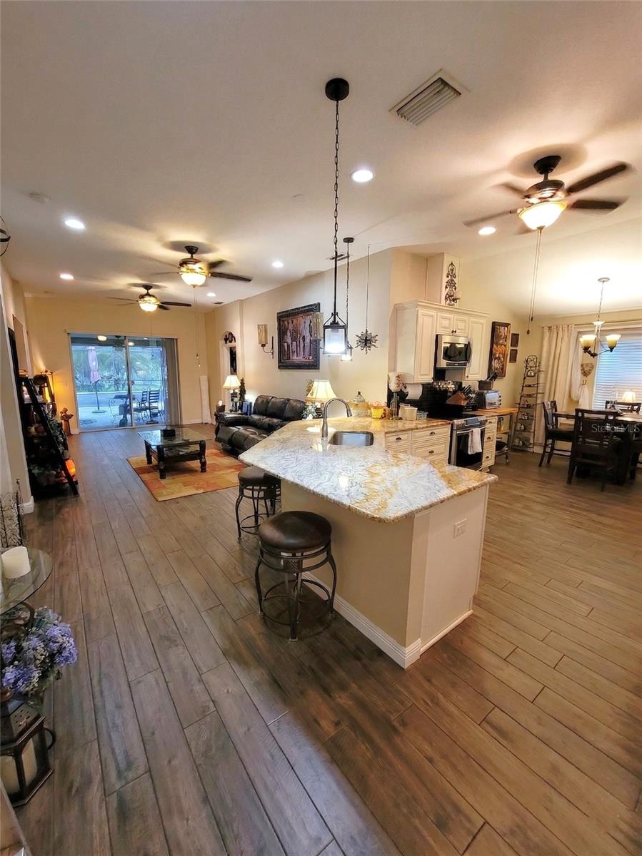 Listing photo id 6 for 1001 Torreya Way