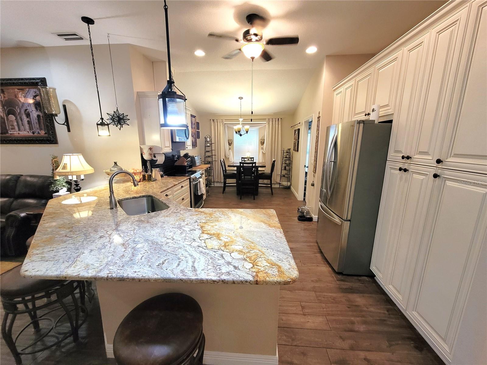 Listing photo id 7 for 1001 Torreya Way