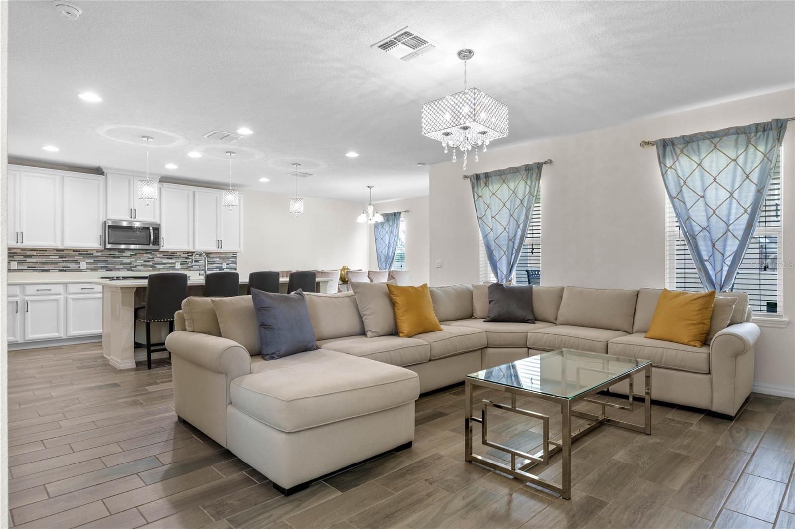 Listing photo id 3 for 3211 Turret Drive