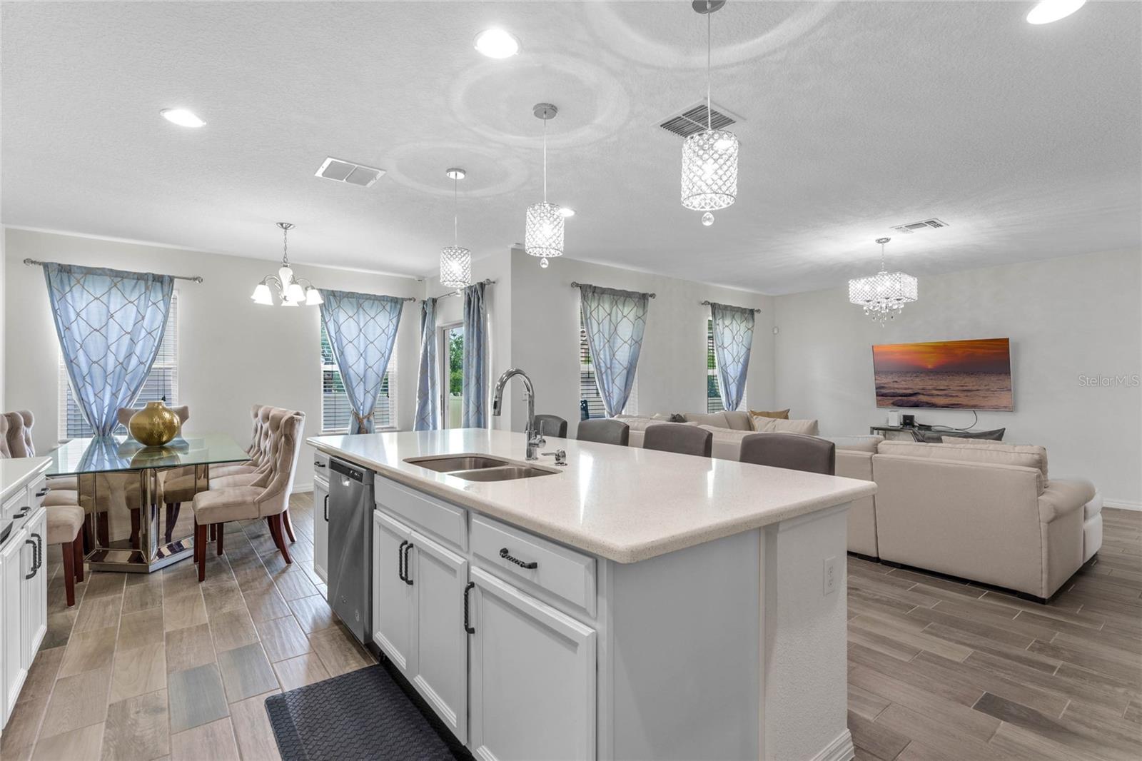 Listing photo id 7 for 3211 Turret Drive