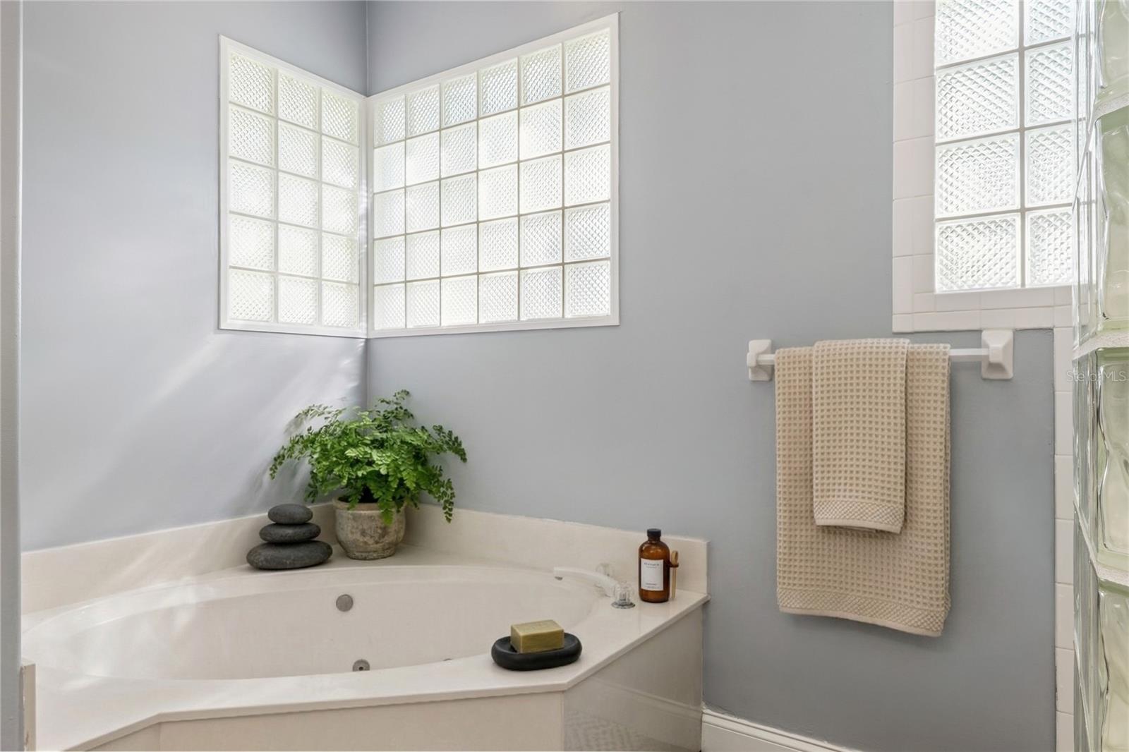 Image 23 of 66 For 702 Golfpoint Drive