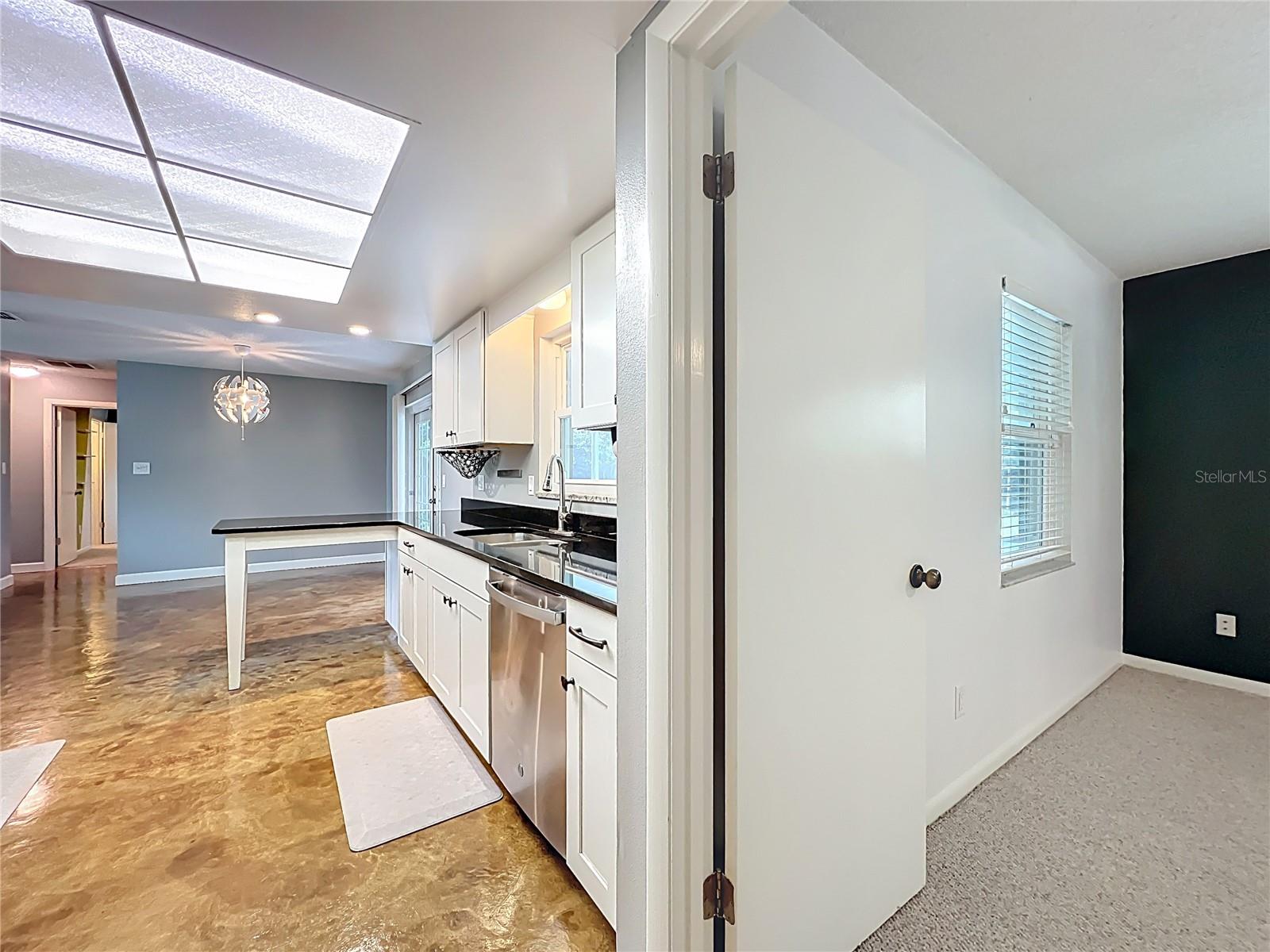 Listing photo id 8 for 4922 Hoperita Street