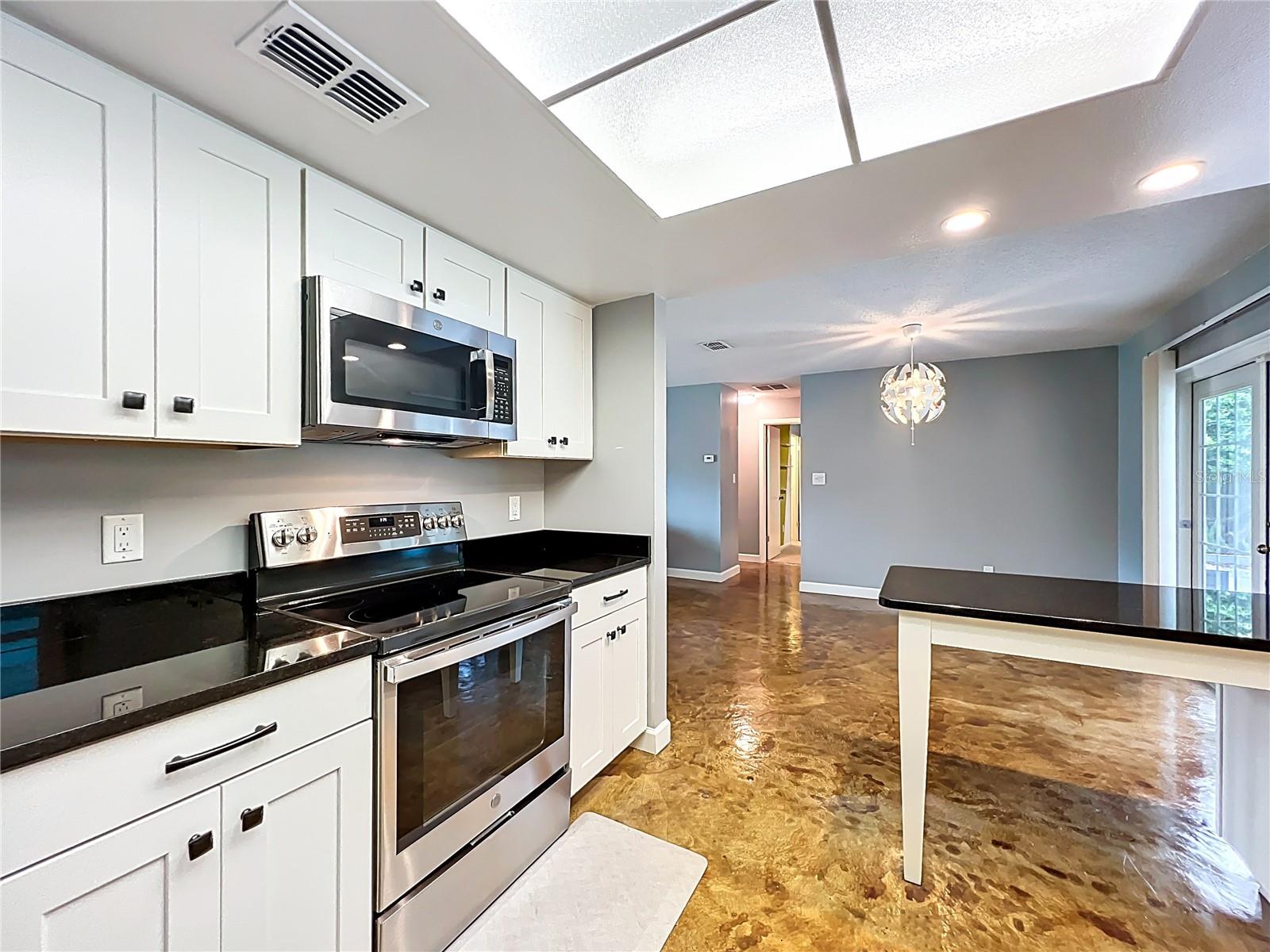 Listing photo id 9 for 4922 Hoperita Street