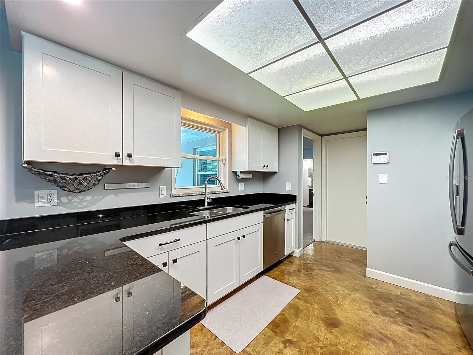 Listing photo id 10 for 4922 Hoperita Street