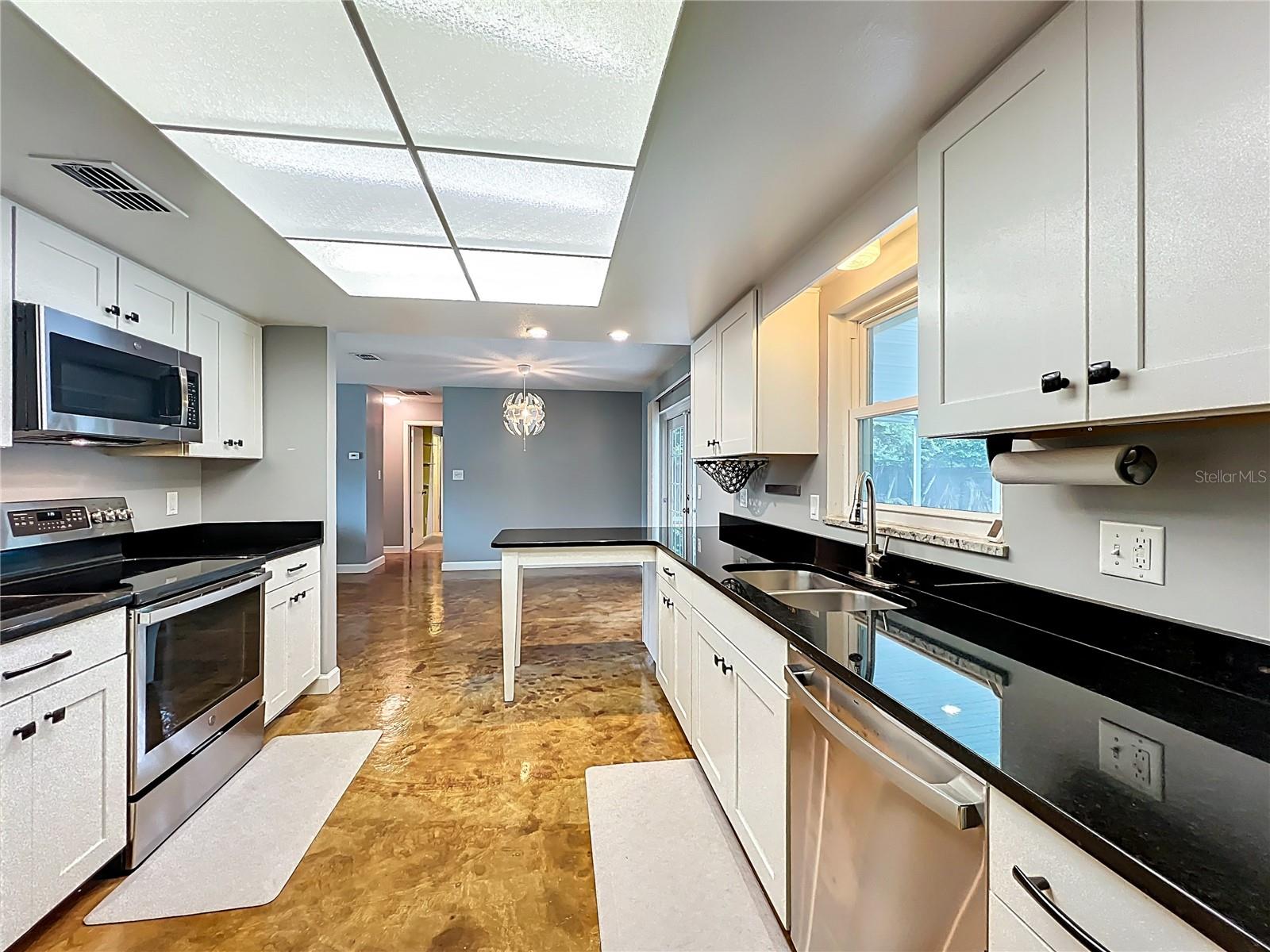 Listing photo id 11 for 4922 Hoperita Street