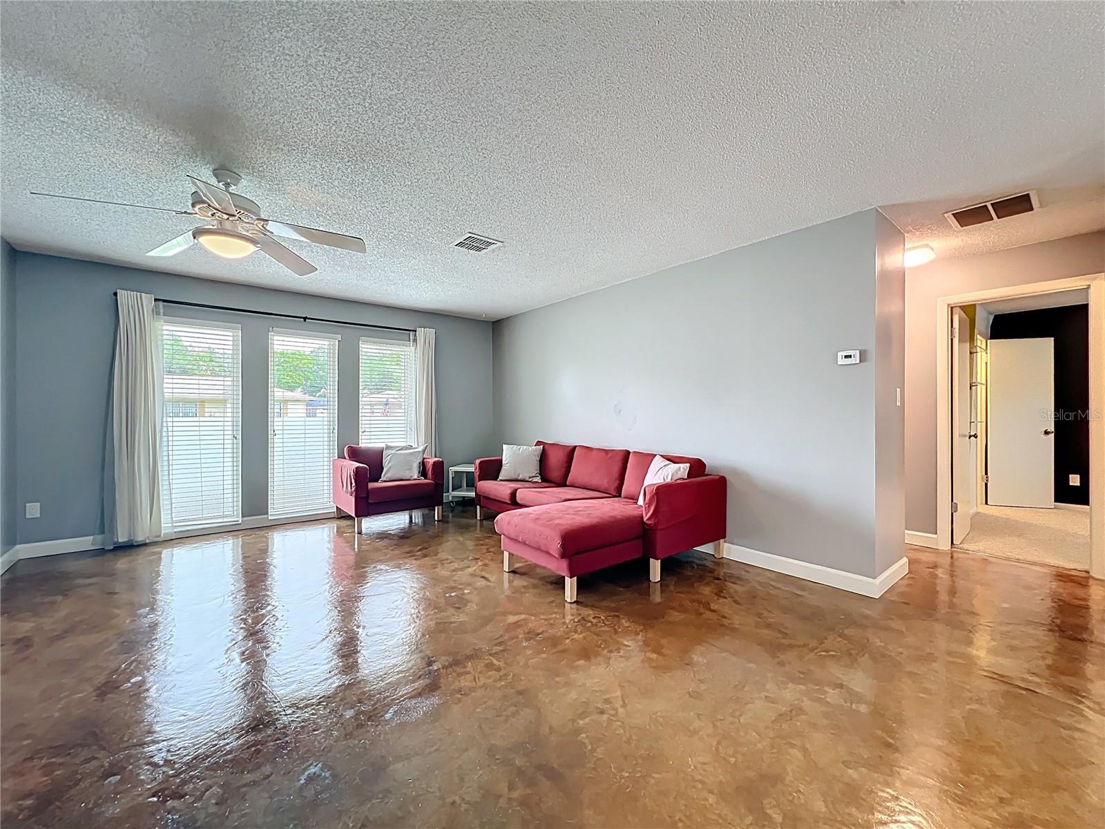 Listing photo id 2 for 4922 Hoperita Street