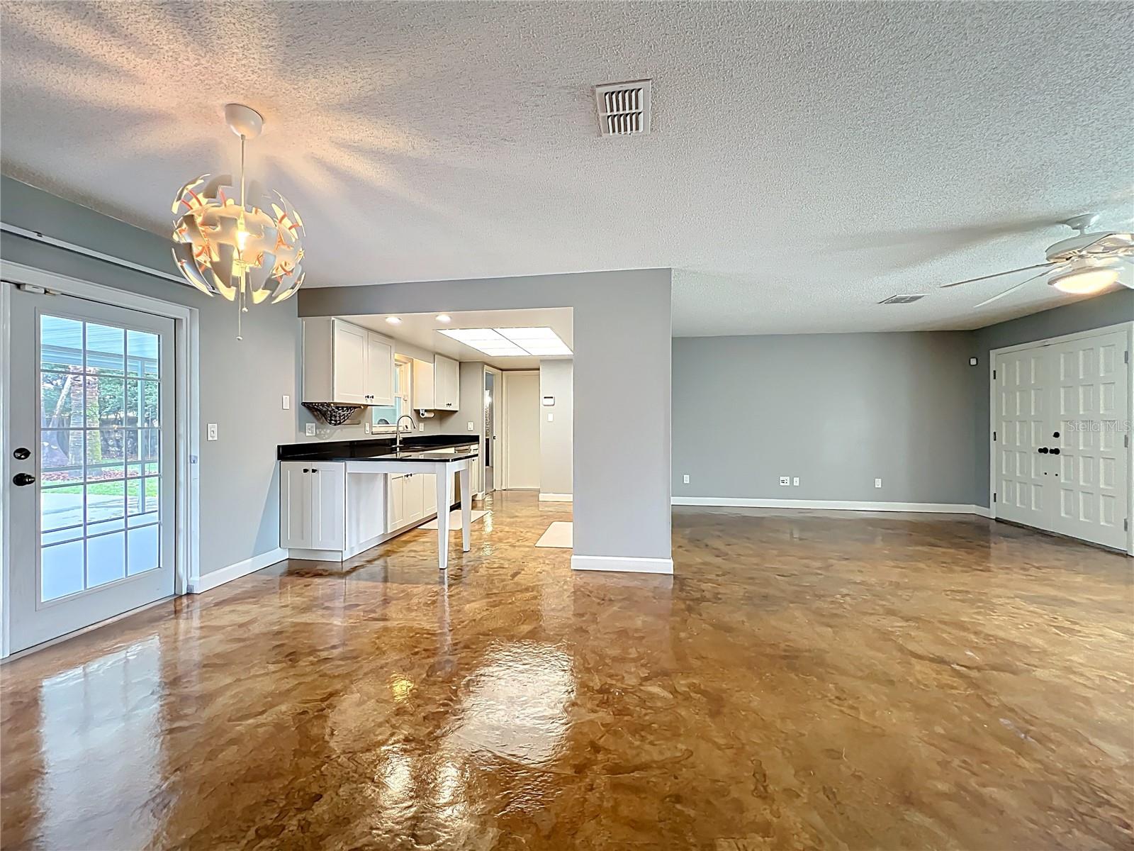 Listing photo id 4 for 4922 Hoperita Street