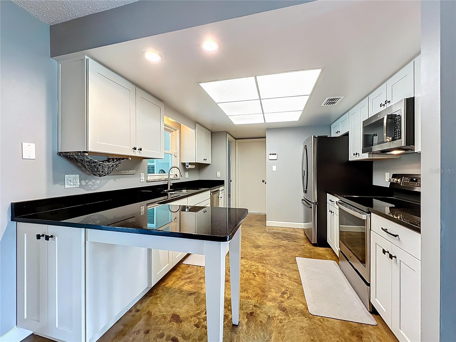 Listing photo id 6 for 4922 Hoperita Street