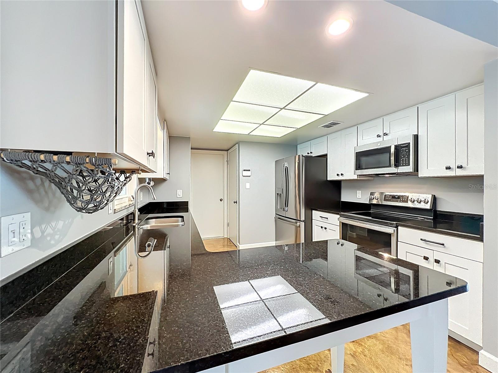 Listing photo id 7 for 4922 Hoperita Street