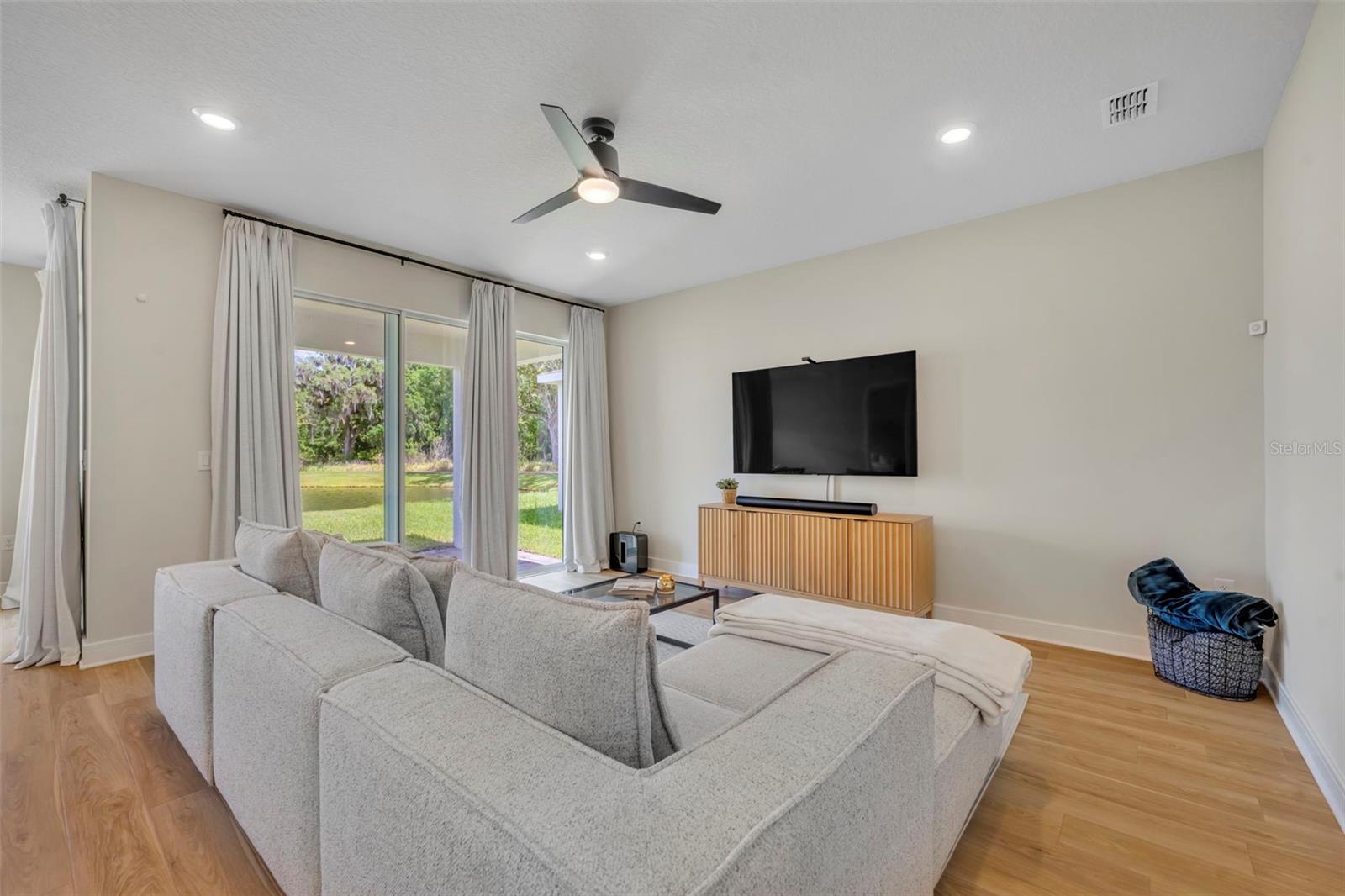 Image 4 of 45 For 5346 Royal Point Avenue