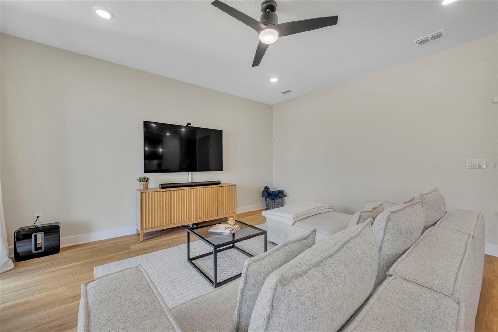 Image 6 of 45 For 5346 Royal Point Avenue