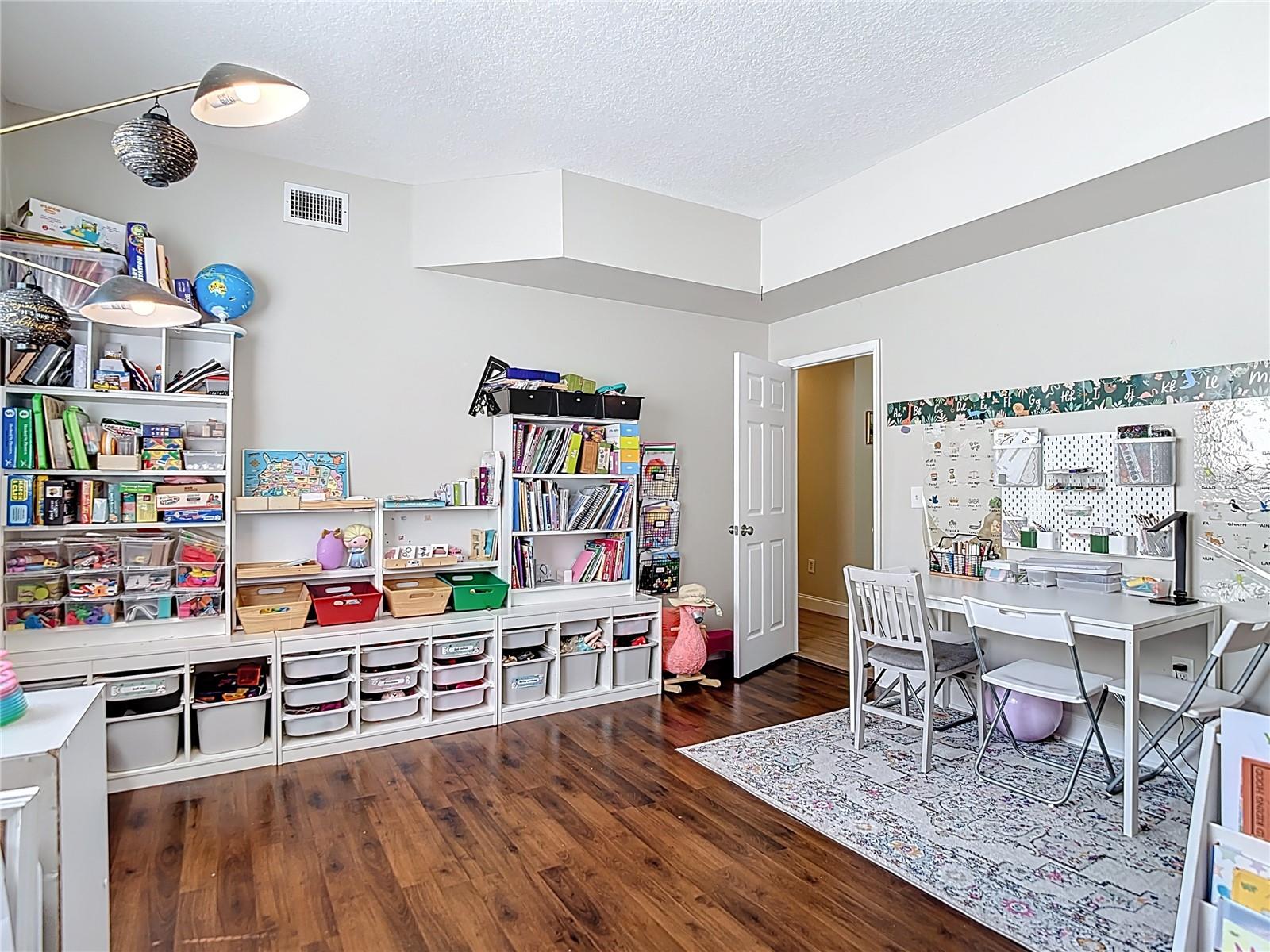 Listing photo id 43 for 18109 Kara Court