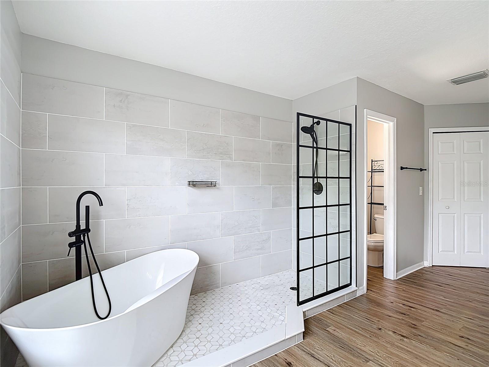 Listing photo id 56 for 18109 Kara Court