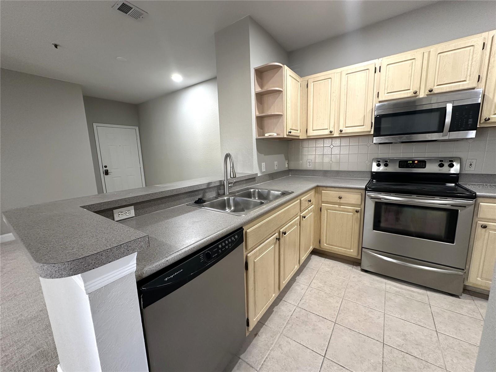 Image 8 of 24 For 1150 Lake Shadow Circle 3203