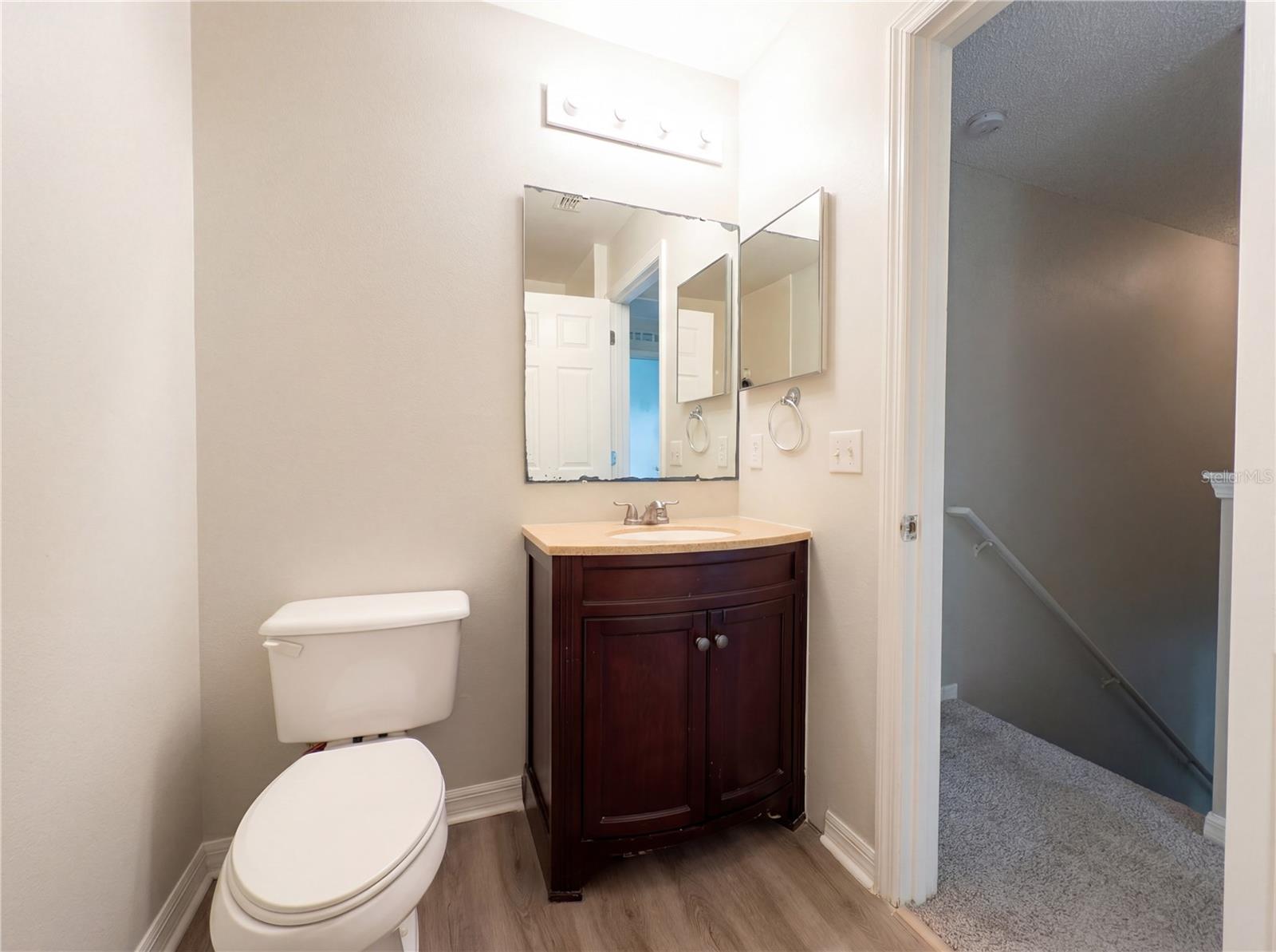 Listing photo id 11 for 2483 Walkertown Avenue