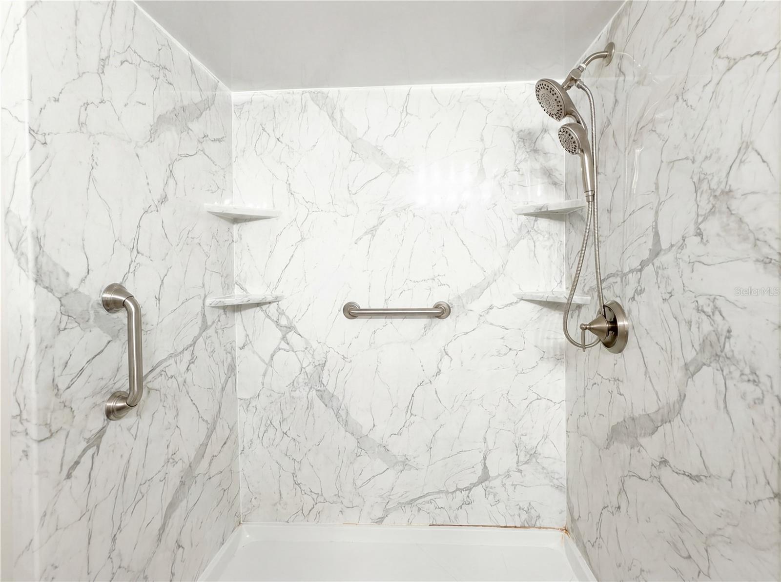 Listing photo id 12 for 2483 Walkertown Avenue