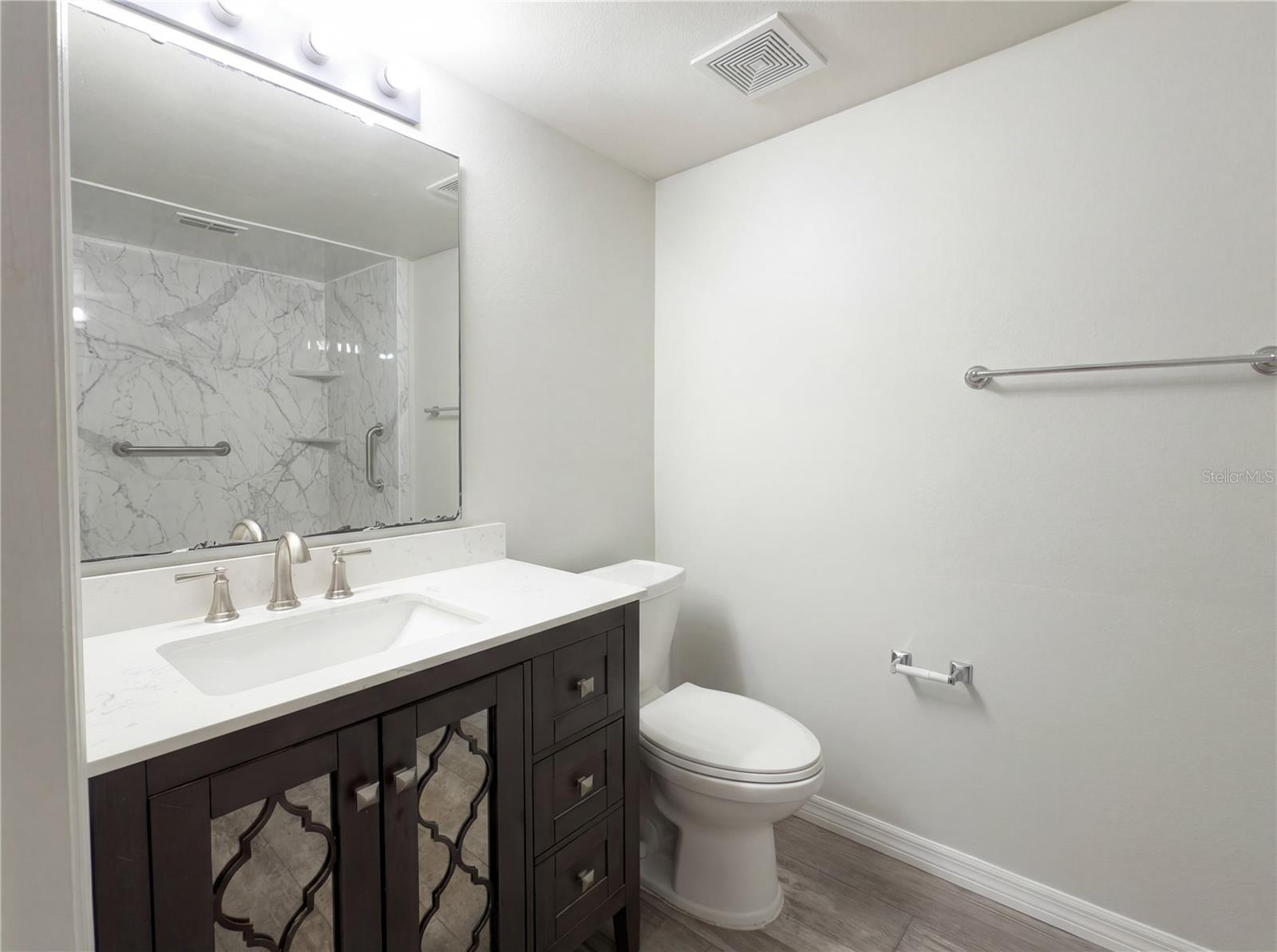 Listing photo id 13 for 2483 Walkertown Avenue